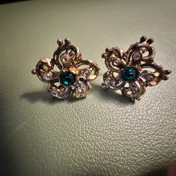 VTG Gold Colored Emerald Clear Rhinestones Screw Earrings Flower Floral Clip On - Picture 7 of 10